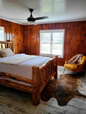 3 bedrooms, desk, iron/ironing board, free WiFi