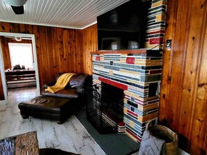 Smart-TV, Kamin, Videospiele, Tischtennisplatte