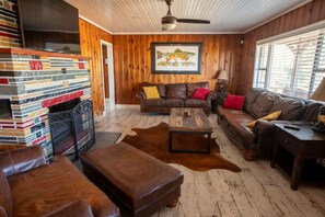 Una Smart TV, una chimenea, videojuegos, una mesa de tenis de mesa