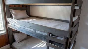 3 habitaciones, escritorio, tabla de planchar con plancha y wifi gratis