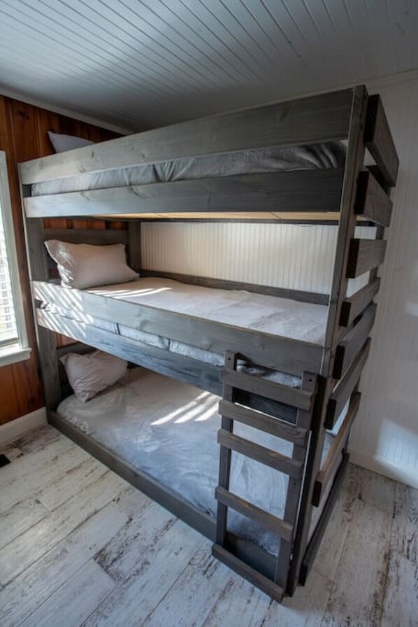 3 bedrooms, desk, iron/ironing board, free WiFi