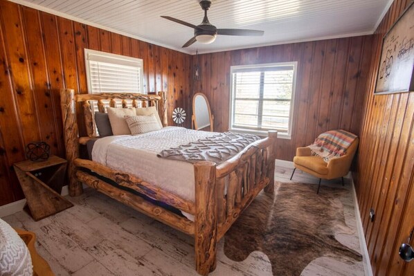 3 bedrooms, desk, iron/ironing board, free WiFi