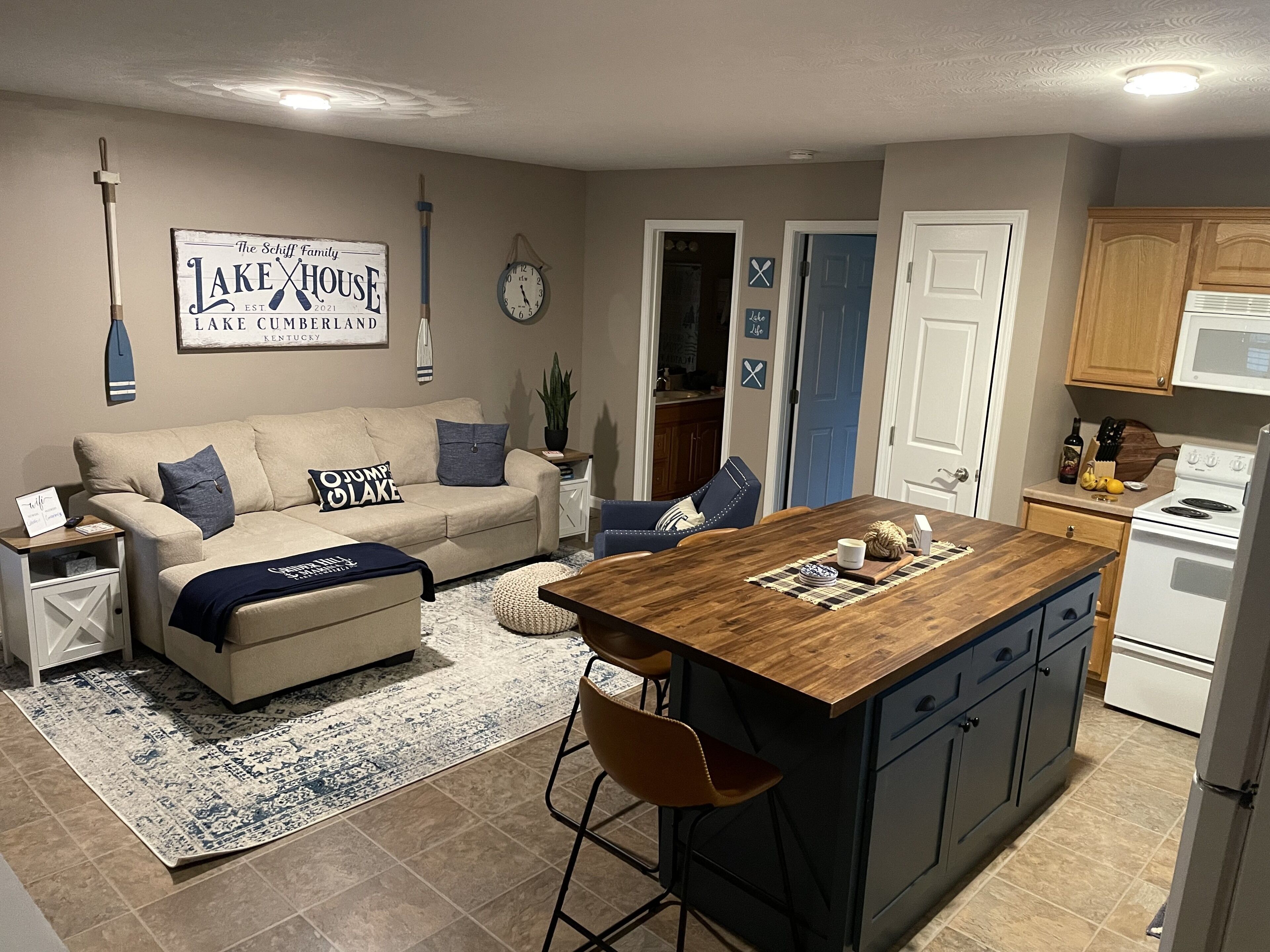 Lake house 1/3 mi. from Alli-1.  Plenty of space for boat/ trailer parking.