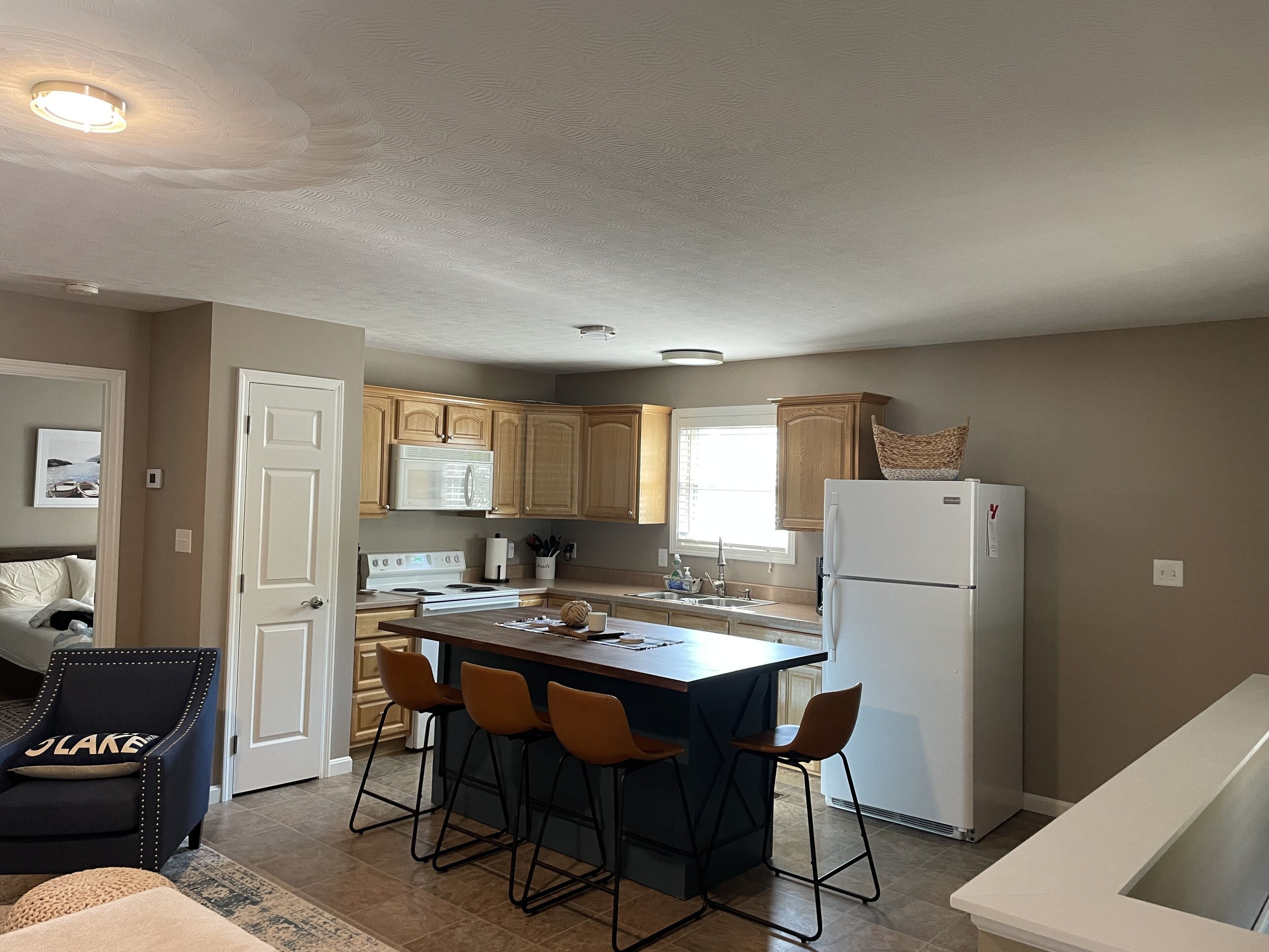 Lake house 1/3 mi. from Alli-1.  Plenty of space for boat/ trailer parking.