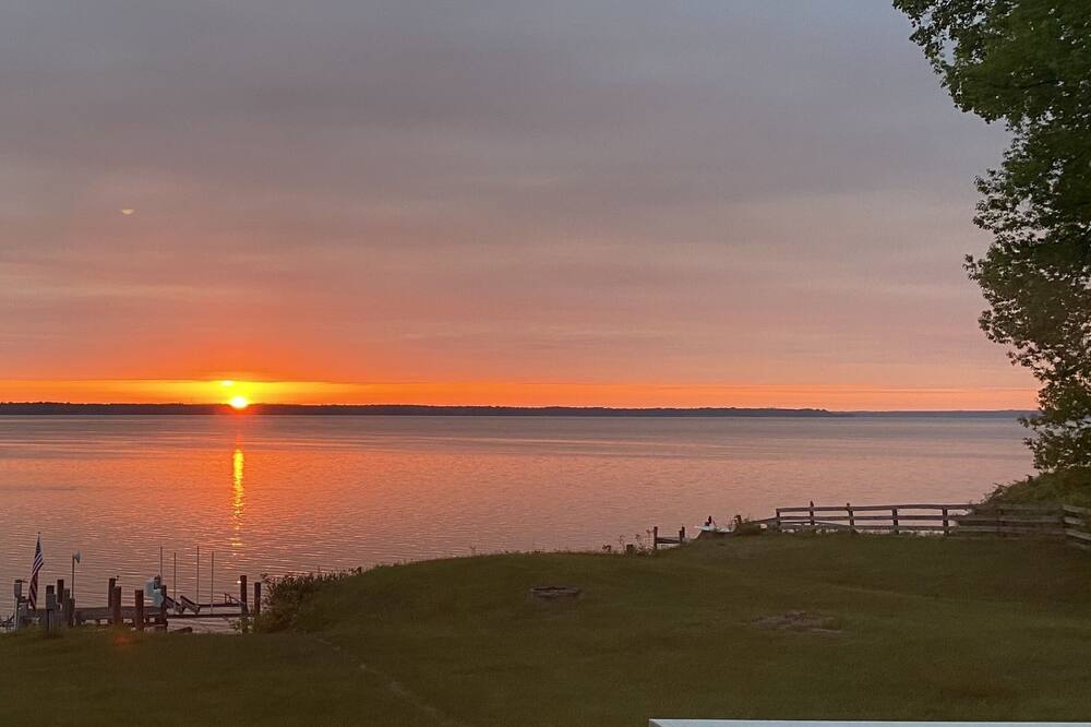 Amazing waterfront retreat on the potomac river