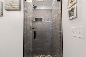 Signature-Apartment, 2 Schlafzimmer, Balkon, Strandblick | Badezimmer | Duschwanne, kostenlose Toilettenartikel, Haartrockner, Handtücher