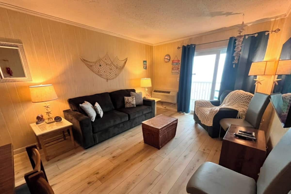 Condo exclusivo, 2 habitaciones, vista al océano | Sala de estar | Smart TV