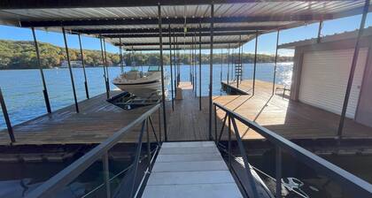 PEACEFUL HOME-4 BEDROOMS w/ 3 KING BEDS, 3 BATHROOM, EASY PARKING & A BOAT SLIP!