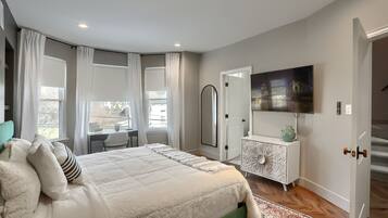 4 bedrooms, desk, iron/ironing board, WiFi (free)