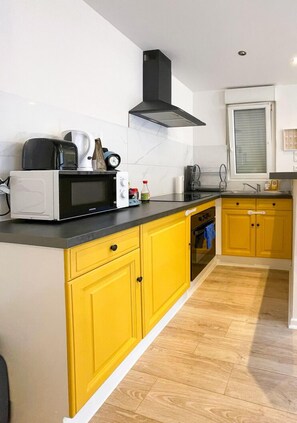 Fridge, microwave, oven, stovetop - Maisonnette Le Faubourg (Belfort)
