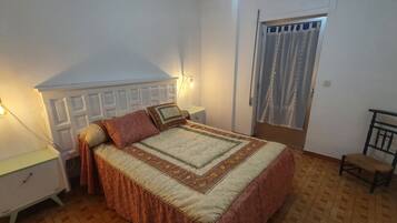 3 slaapkamers, een strijkplank/strijkijzer, gratis wifi, beddengoed