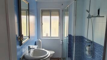 Een bad, een haardroger, handdoeken, zeep