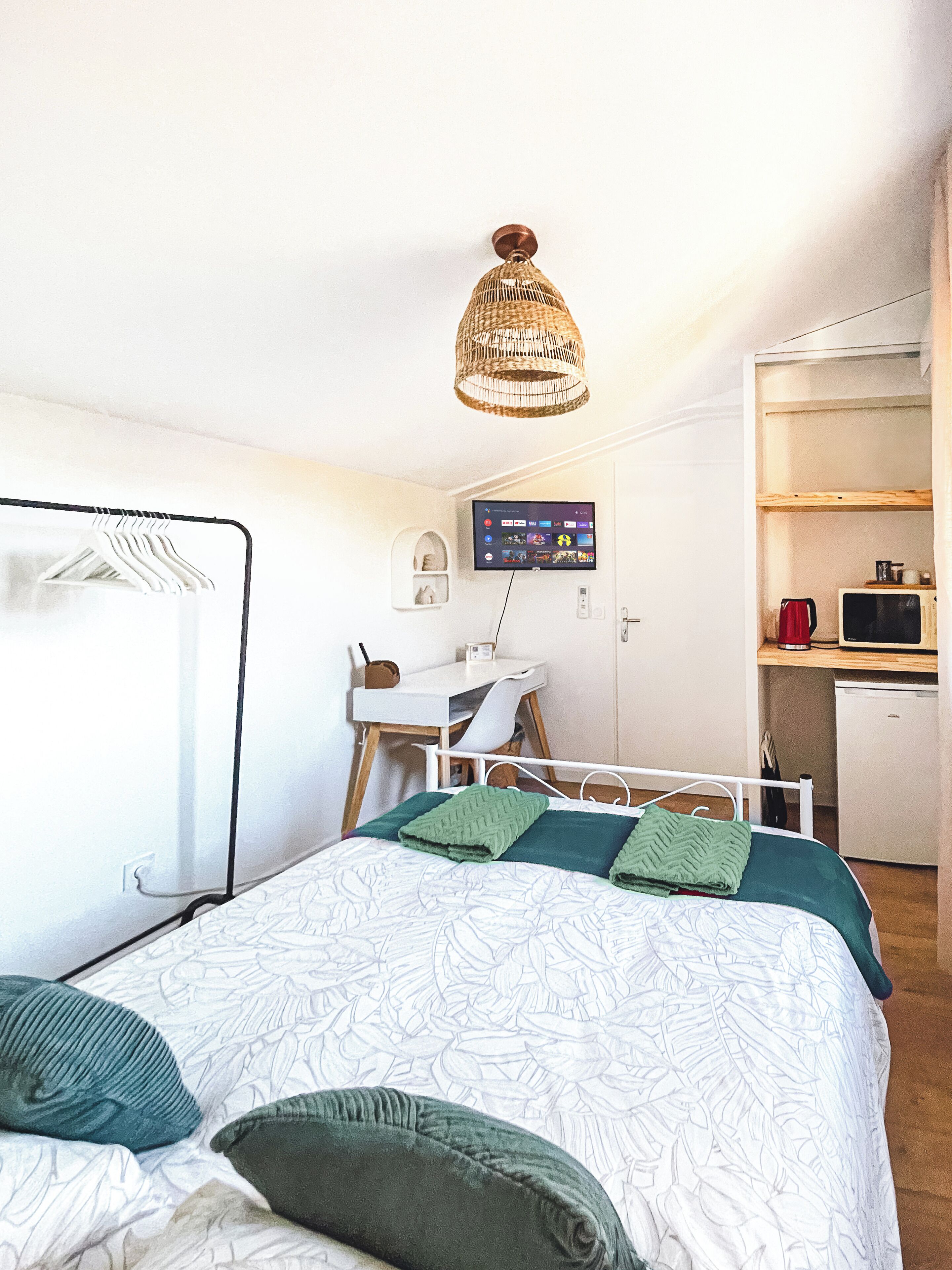 Warm room equipped with a comfortable bed, an office space, a kitchenette and Netflix (4)