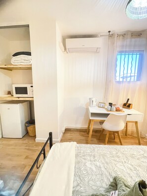 1 habitación, tabla de planchar con plancha, wifi y ropa de cama 