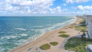 Una playa cerca