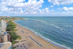Beach nearby - RA Suites by DesignedVR (Pompano Beach)