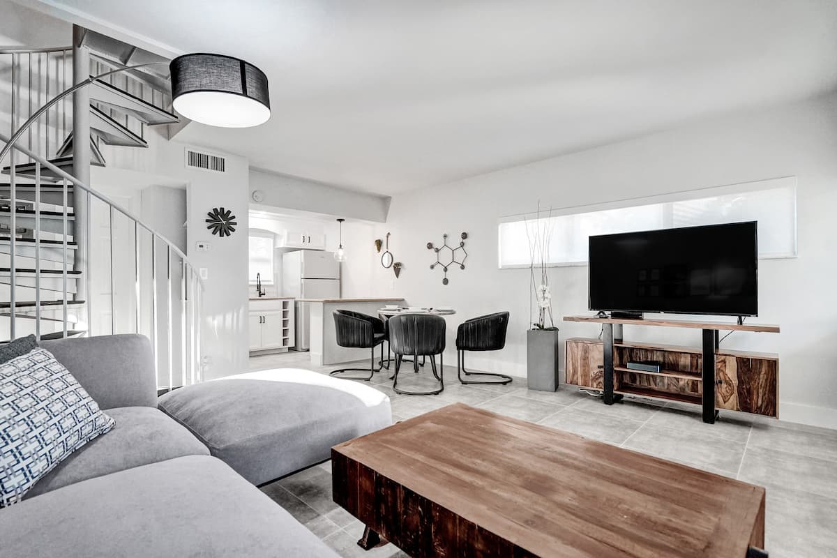 Appartamento, 1 camera da letto (8 - 1.5 Bathrooms) | Area soggiorno | Smart TV 42 pollici con canali digitali, TV, Netflix