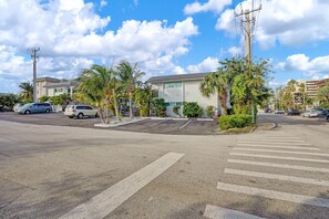 Free self-parking - RA Suites by DesignedVR (Pompano Beach)