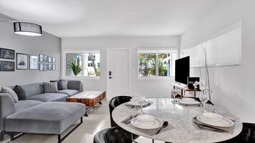 Apartament (6 - 1.5 Bathrooms) | Sala d'estar | Televisor intel·ligent, Netflix, Hulu i serveis de streaming