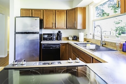 Large 6BR Stadium Getaway, Walk to the Big House!