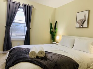 6 bedrooms, hypo-allergenic bedding, memory foam beds, blackout drapes