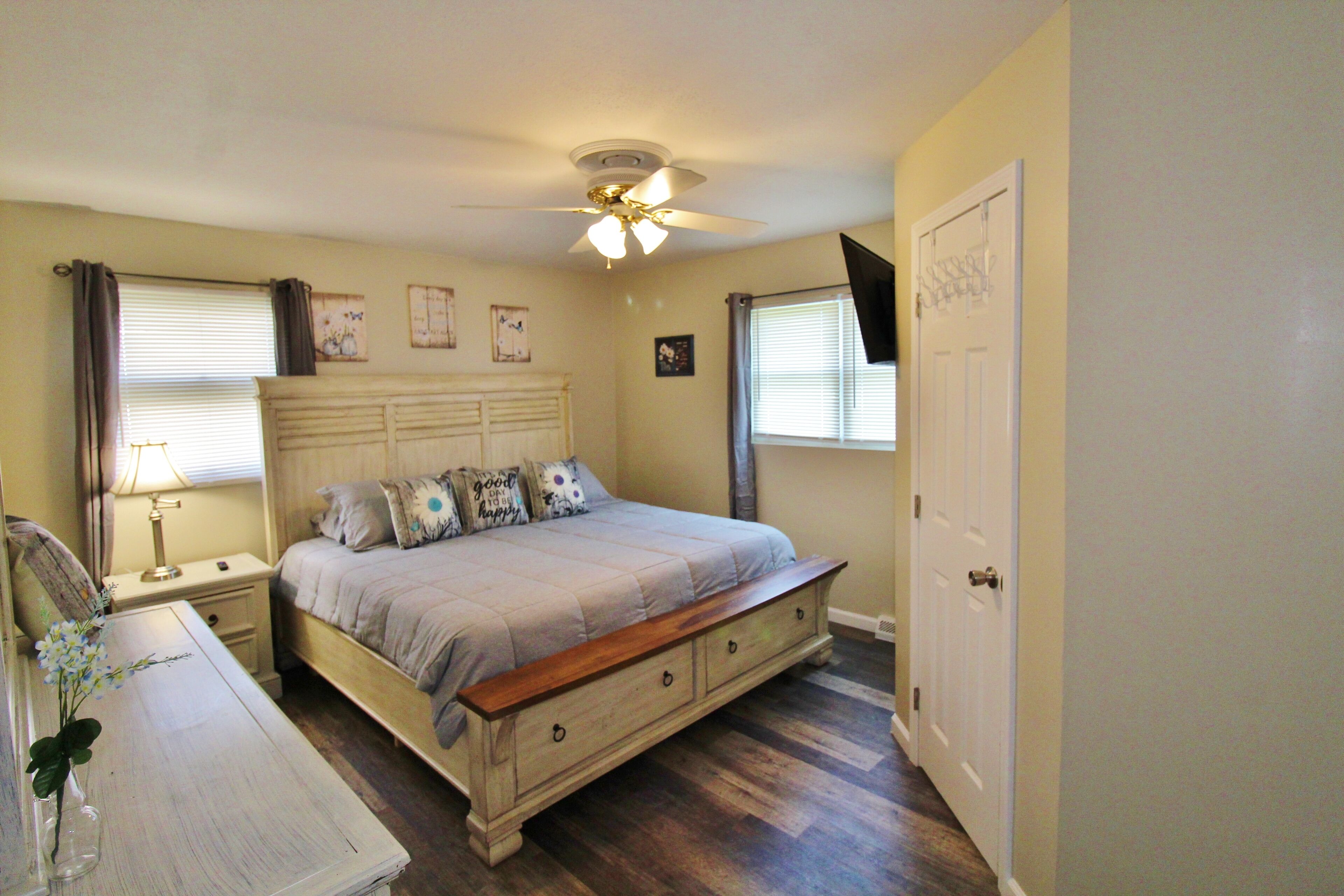 Cheerful 4-bedroom Home with Jacuzzi tub