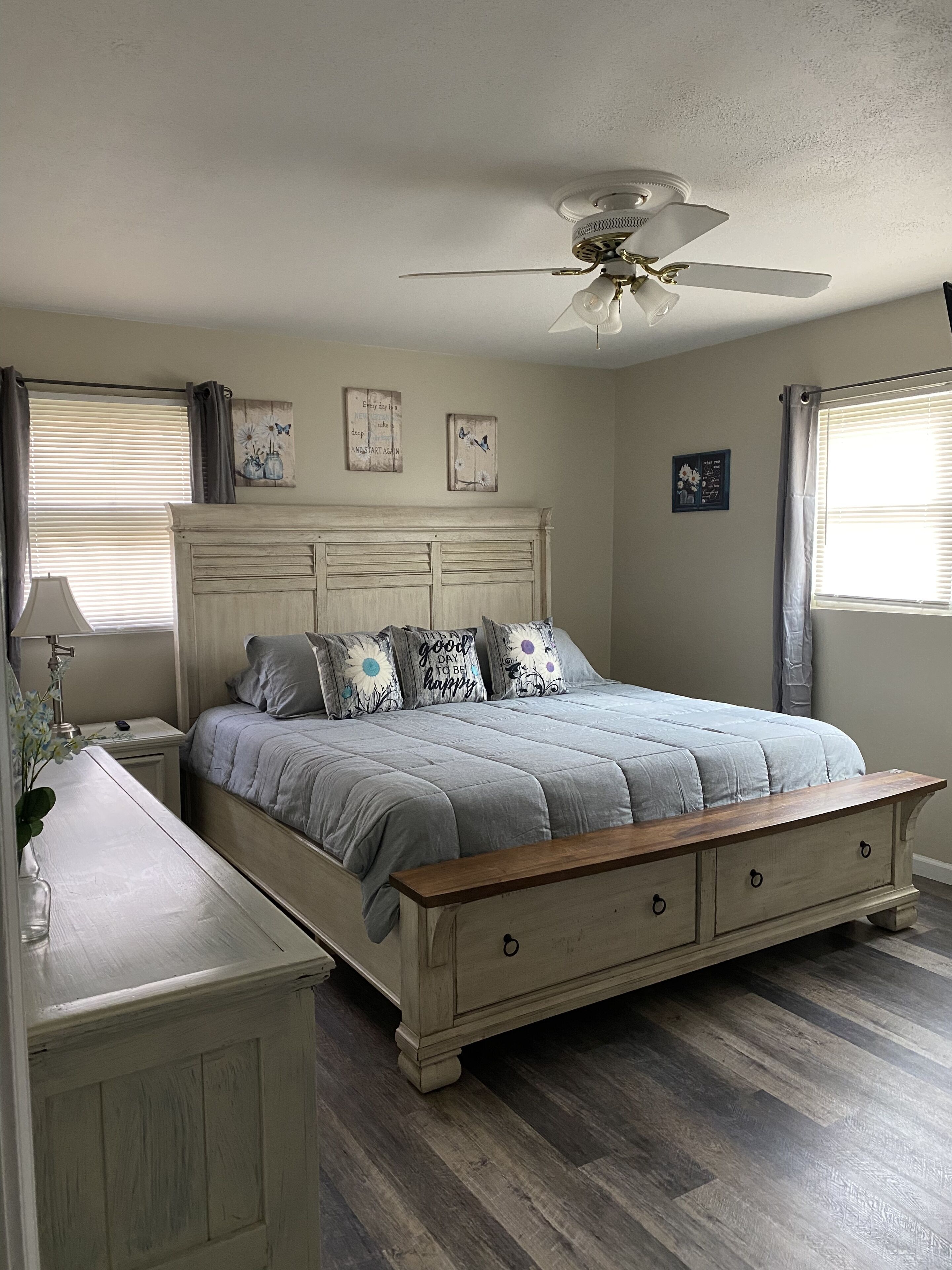 Cheerful 4-bedroom Home with Jacuzzi tub