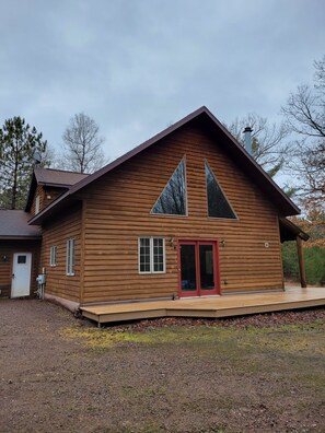 Exterior - Lazy Bear Lodge family- friendly cabin near Lake Arbutus & Hatfield (Neillsville)
