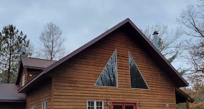 Lazy Bear Lodge family- friendly cabin near Lake Arbutus & Hatfield