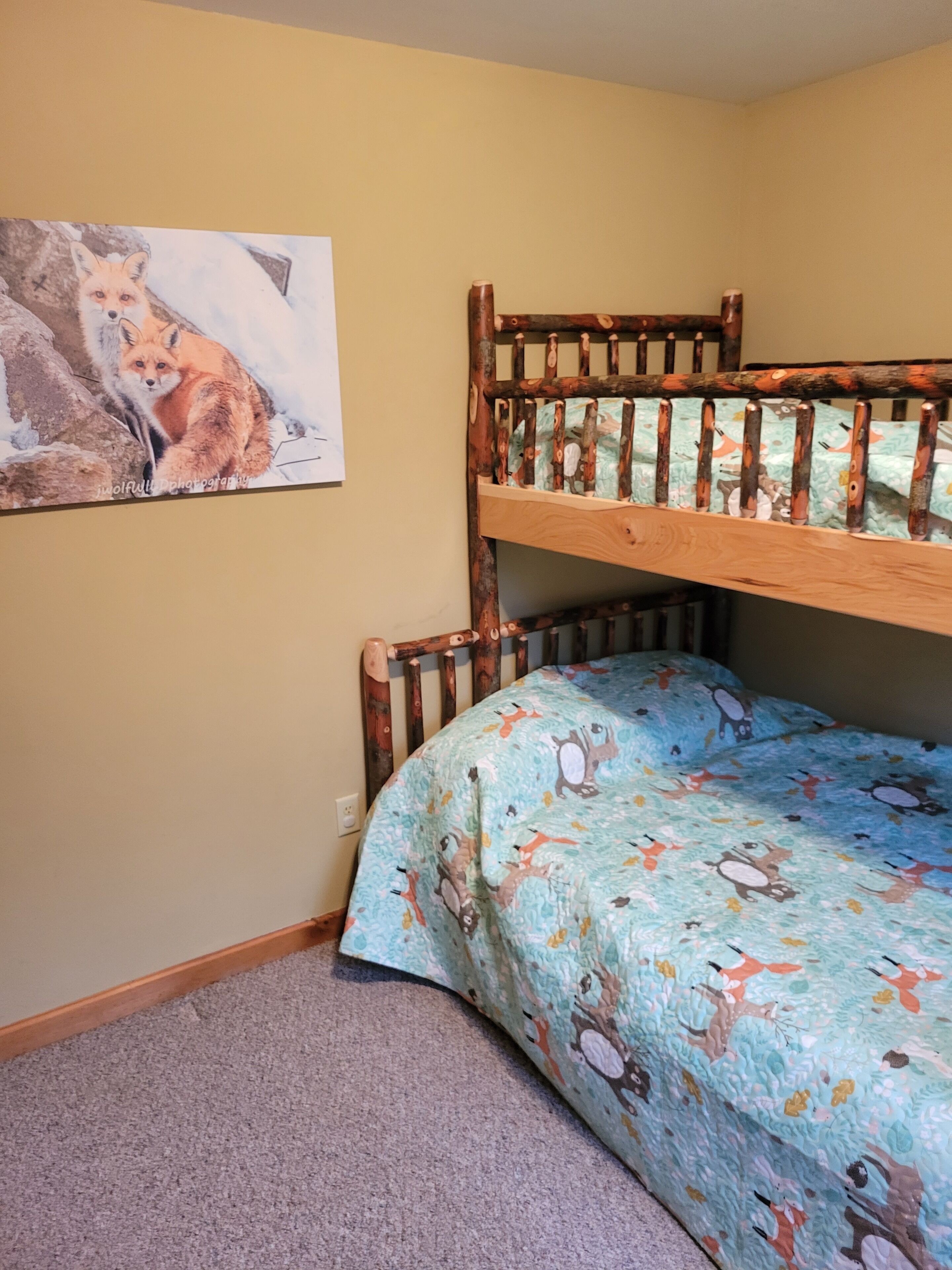 Lazy Bear Lodge family- friendly cabin near Lake Arbutus & Hatfield