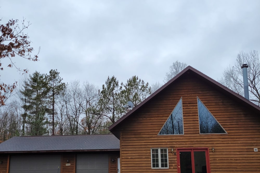 Lazy Bear Lodge family- friendly cabin near Lake Arbutus & Hatfield
