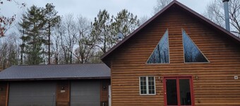 Lazy Bear Lodge family- friendly cabin near Lake Arbutus & Hatfield