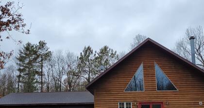 Lazy Bear Lodge family- friendly cabin near Lake Arbutus & Hatfield