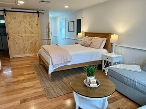 3 makuuhuonetta, silitysrauta/-lauta, ilmainen Wi-Fi, vuodevaatteet