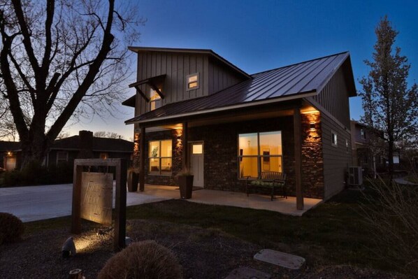 Exterior - Fieldview Loft · Brand New Property! Fieldview, close to S Wineries (College Place)