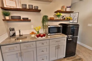 Fridge, microwave, oven, stovetop - Fieldview Loft · Brand New Property! Fieldview, close to S Wineries (College Place)