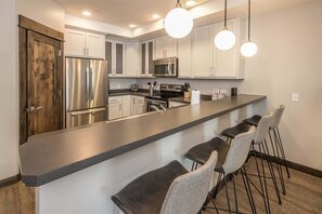 Réfrigérateur, four à micro-ondes, un four, surface de cuisson