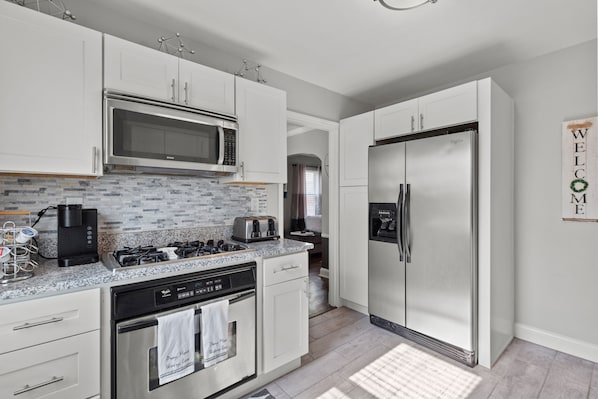 Réfrigérateur, micro-ondes, four, plaque de cuisson