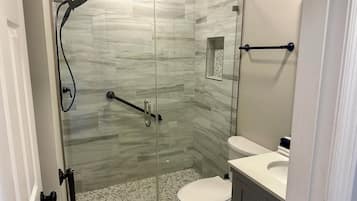 Een douche, een haardroger, handdoeken