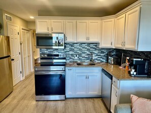 Fridge, microwave, oven, stovetop - Subtropical Stunner-King bed & bikes! Central Air! (Hilton Head Island)