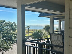 Property grounds - Subtropical Stunner-King bed & bikes! Central Air! (Hilton Head Island)
