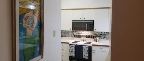Réfrigérateur, four à micro-ondes, un four, surface de cuisson