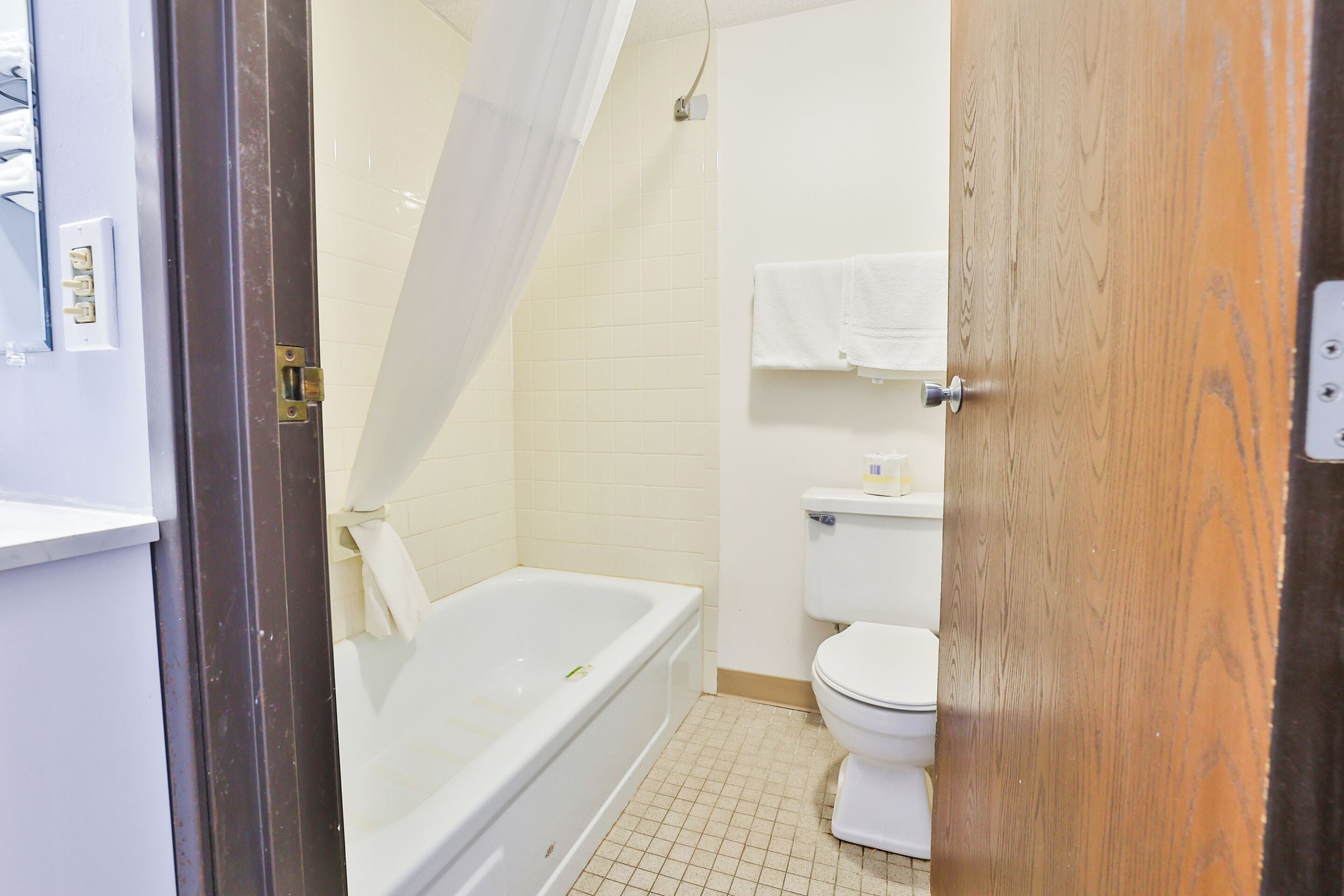 Ein Badezimmer mit Badewanne, Toilette und Duschvorhang.