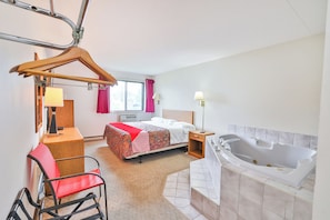 Rom, 1 kingsize-seng (Jetted Tub) | Minibar, skrivebord, wi-fi (inkludert) og sengetøy