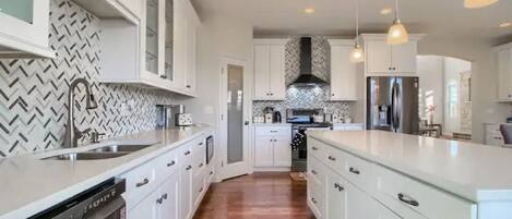 Oven, stovetop, dishwasher, ice maker