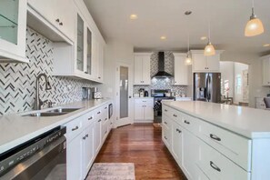 فرن، موقد طهي مسطح، غسالة أطباق، مُحضّرة مكعبات الثلج