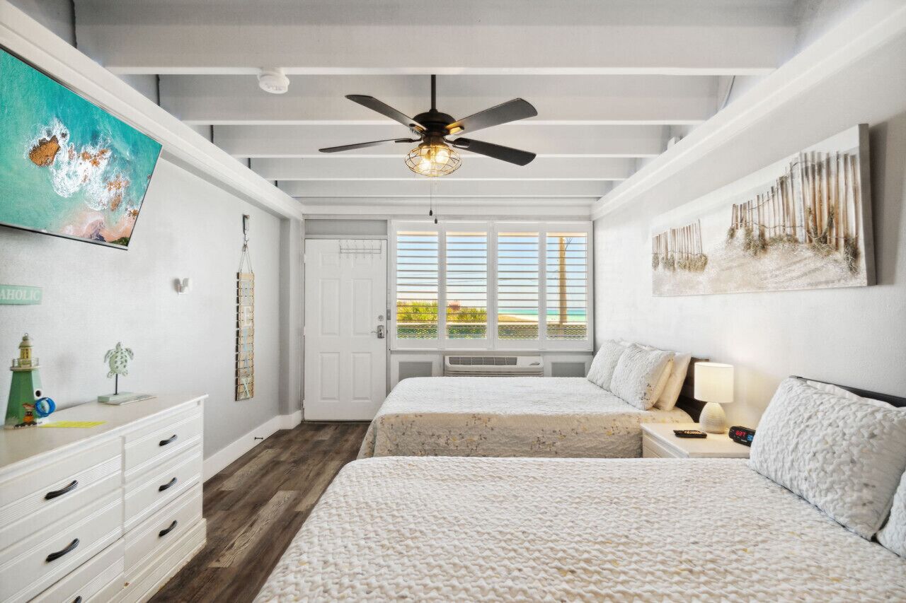 Cozy Beachfront Studio Newly Renovated with Ocean View! Sleeps 4!