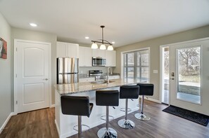 Jääkaappi, mikroaaltouuni, uuni, liesi