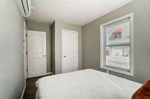 2 bedrooms, free WiFi, bed sheets - Brand New Indian Lake rentals that are side by side for a great group experience (Lakeview)