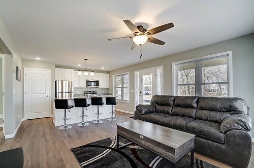 Brand New Indian Lake rentals that are side by side for a great group experience